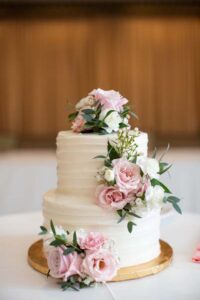 pink roses on wedding cake